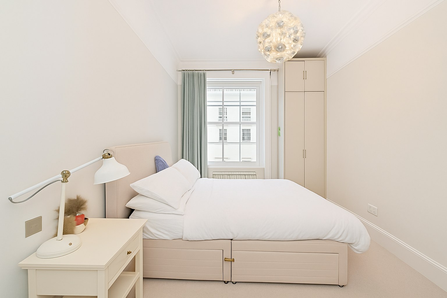 Spacious 2-Bed Apartment, Belgravia, SW1X, photograph 3
