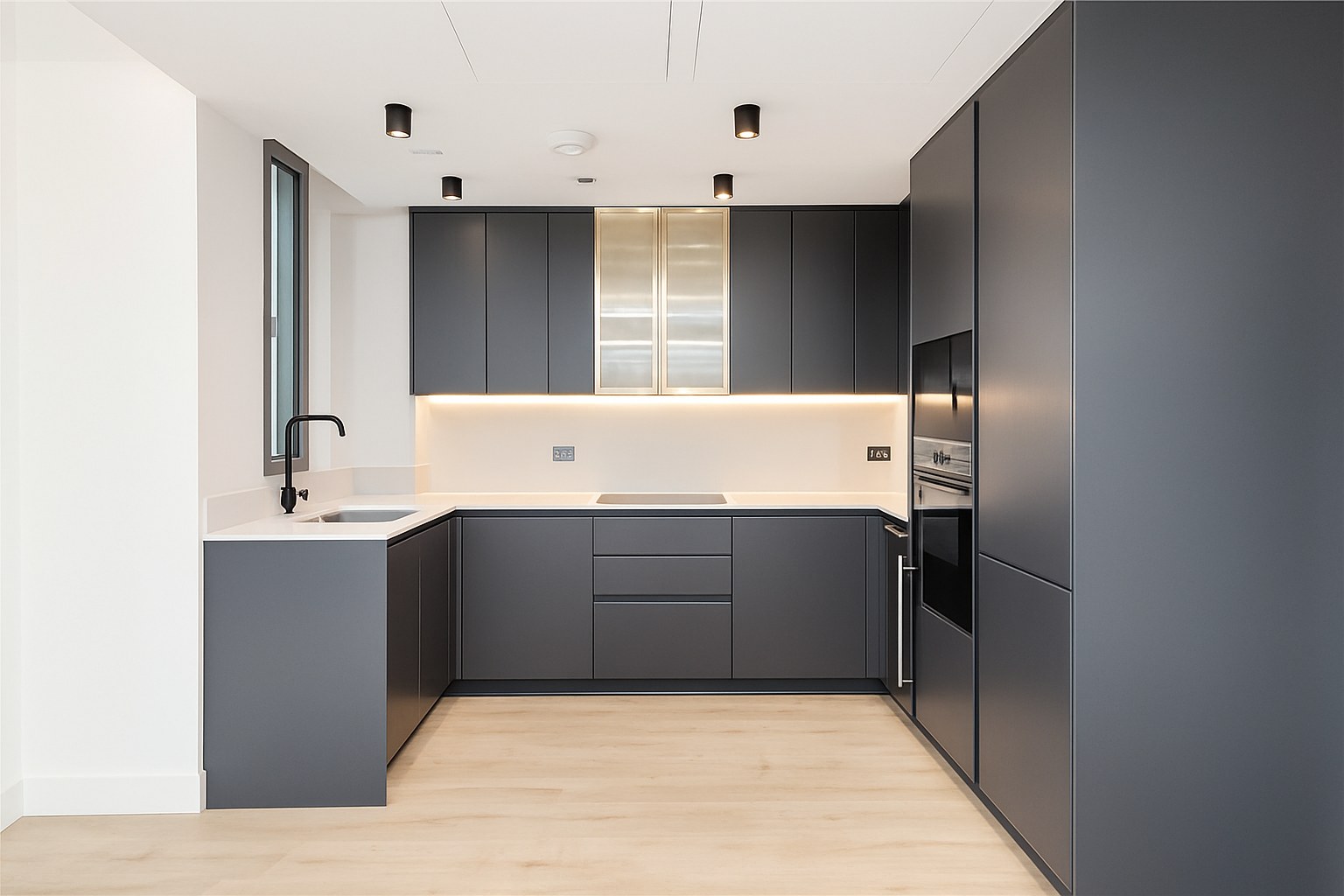 Spacious 2-Bed Apartment, City Road, Clerkenwell, EC1V, photograph 2