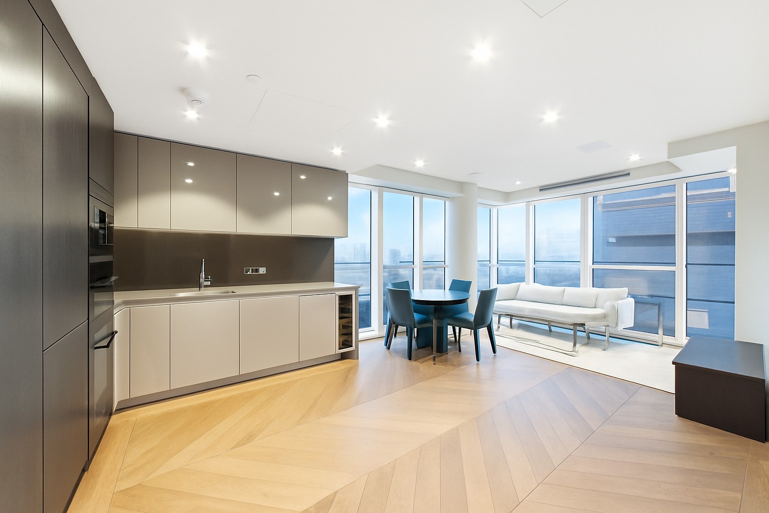 Luxury 2-Bed Apartment, Earls Way, SE1, photograph 2