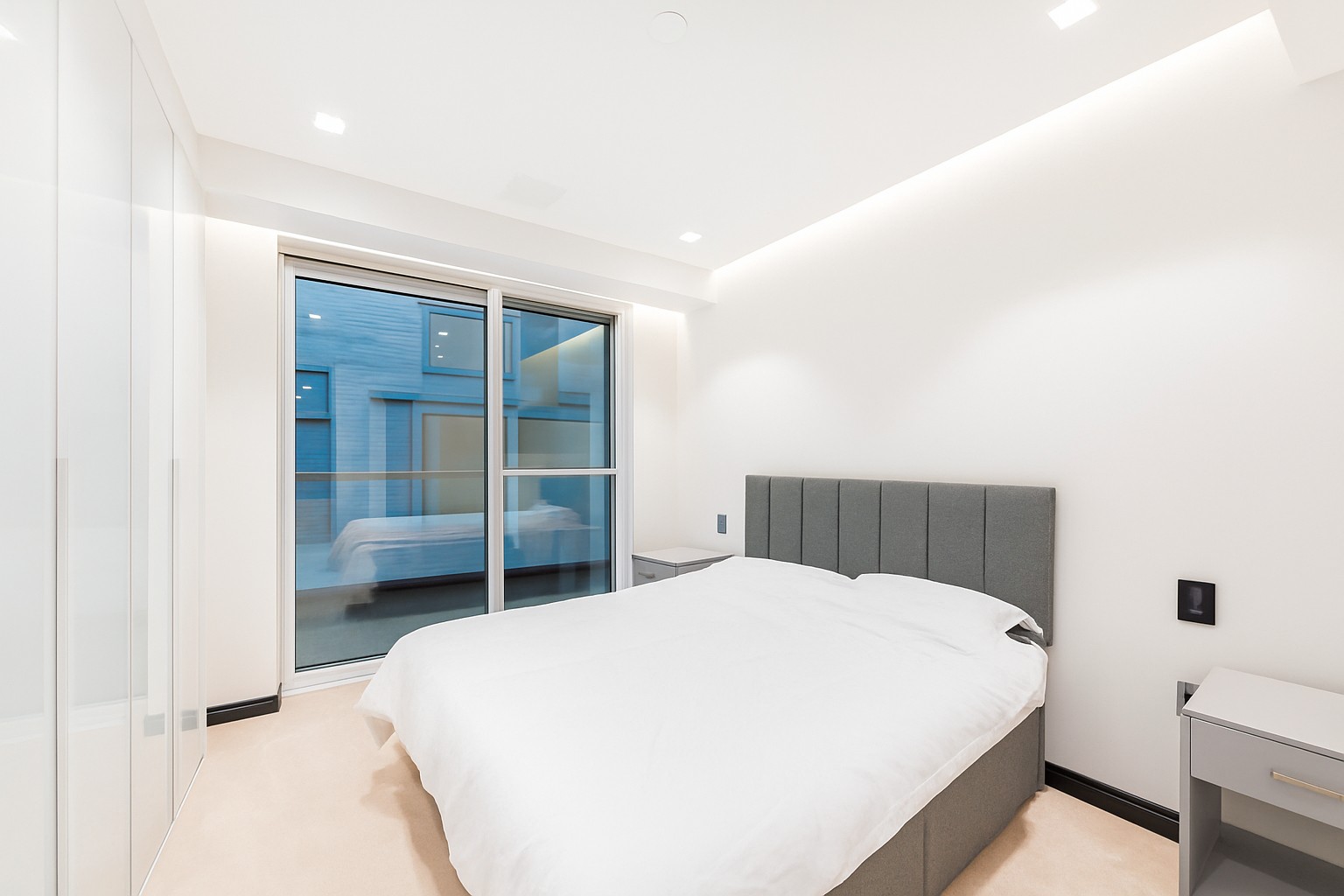Luxury 2-Bed Apartment, Earls Way, SE1, photograph 3