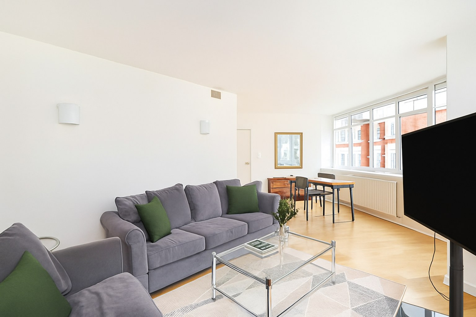 Spacious 2-Bed Apartment, Holbein Place, Chelsea, SW1W