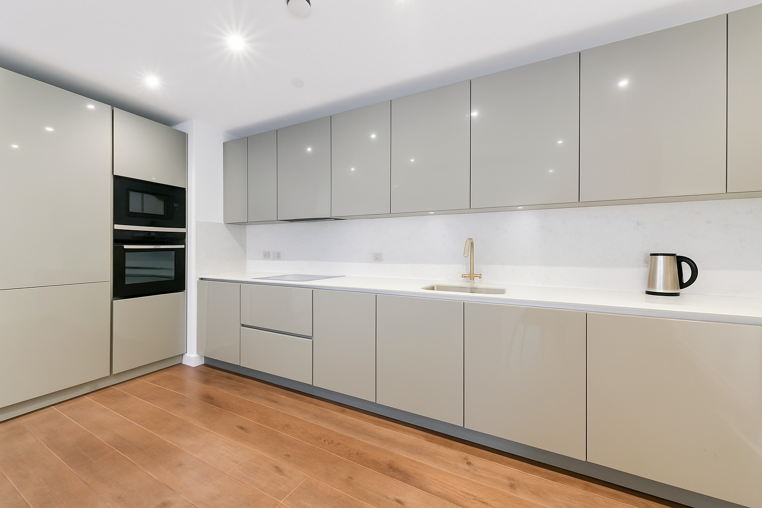 Stylish 2-Bed Apartment, London, SW11, photograph 2