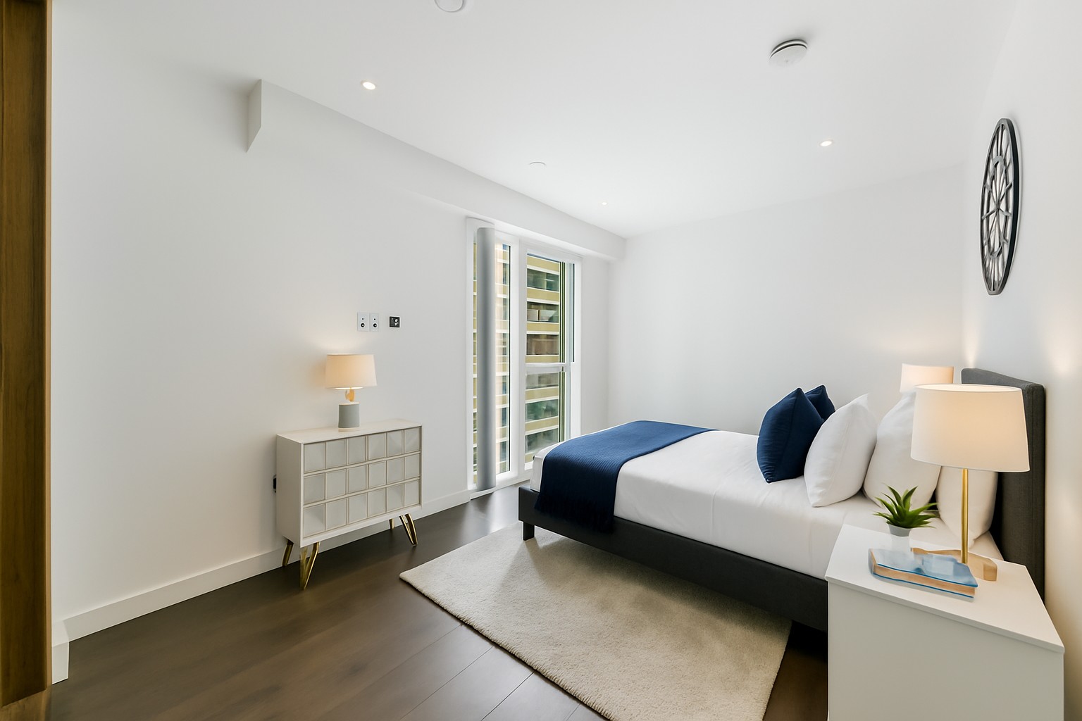Stylish 2-Bed Apartment, London, SW11, photograph 4