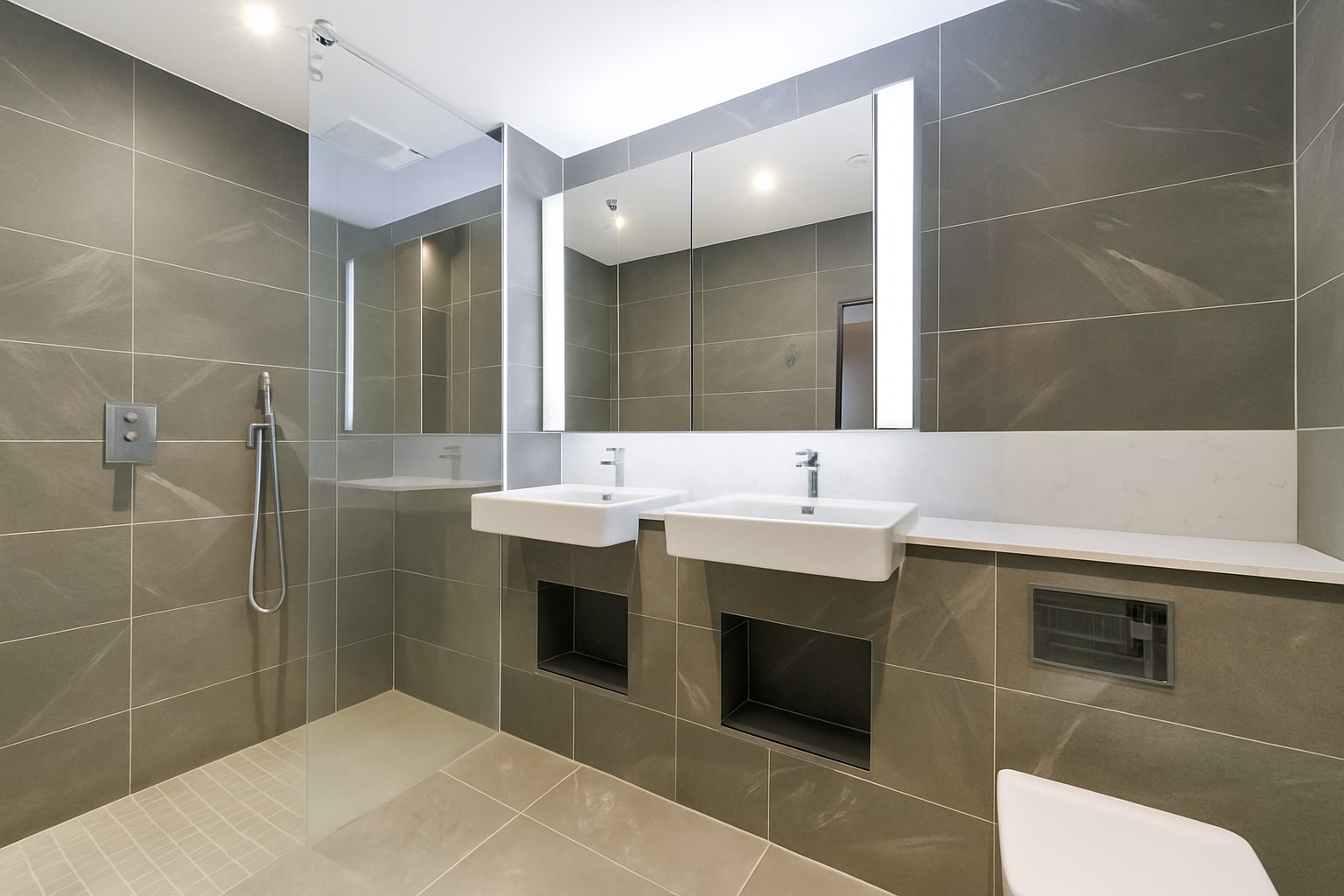 Stylish 2-Bed Apartment, London, SW11, photograph 5