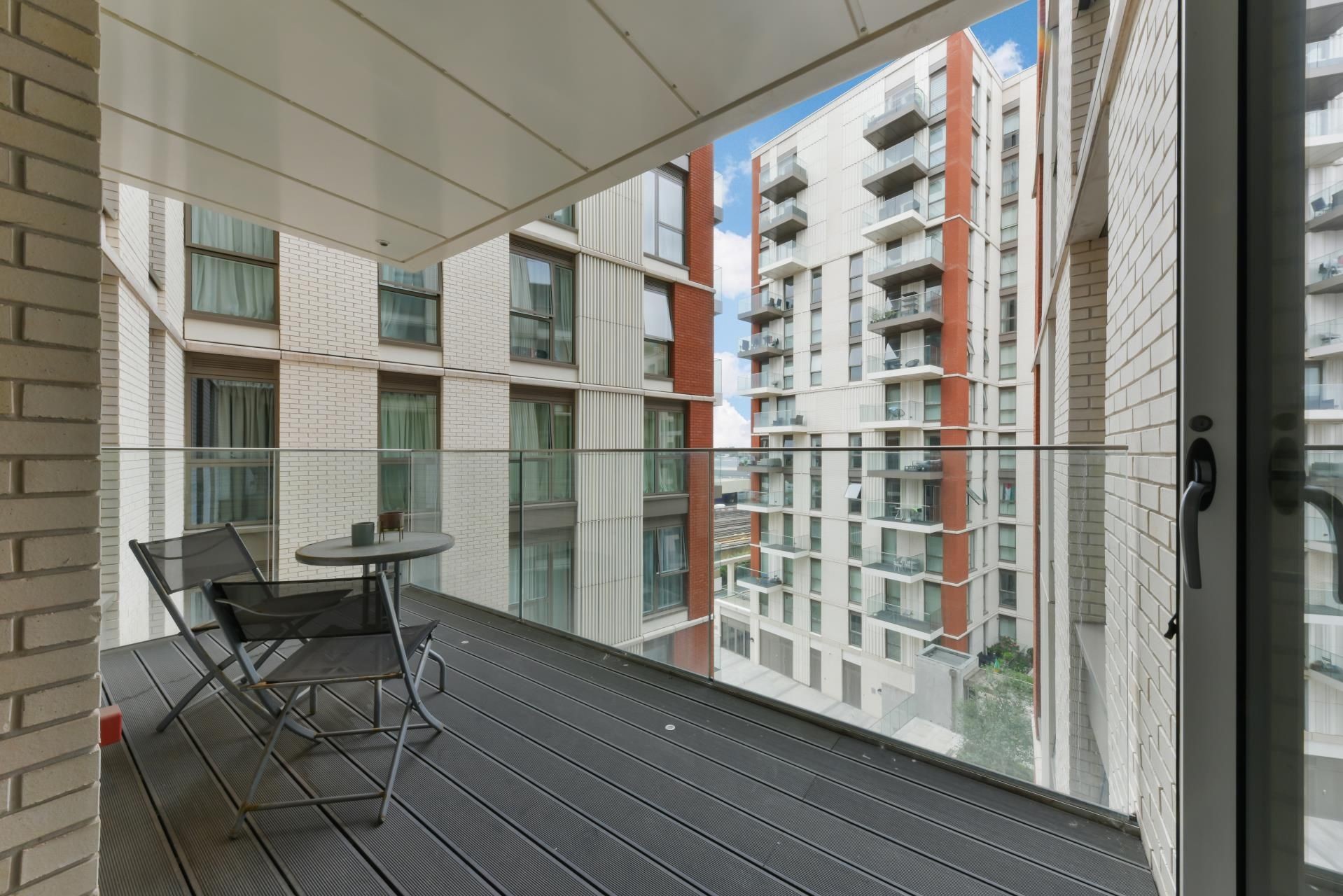 Stylish 2-Bed Apartment, London, SW11, photograph 6