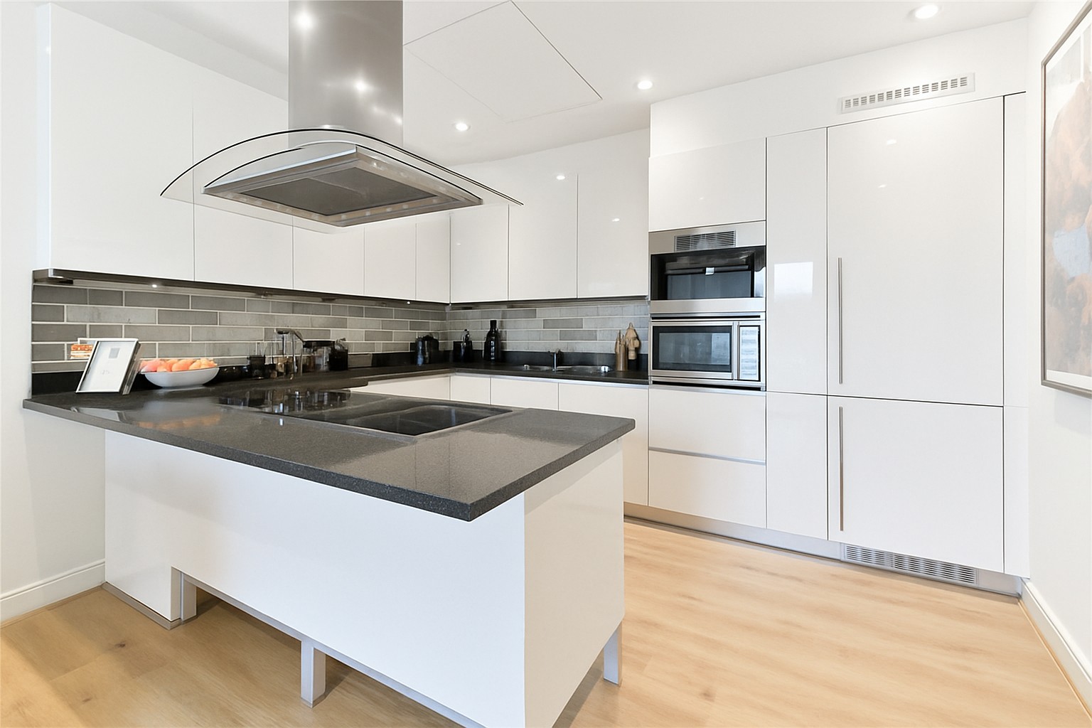 Luxury 2-Bed Apartment, Queenstown Road, SW11, photograph 2