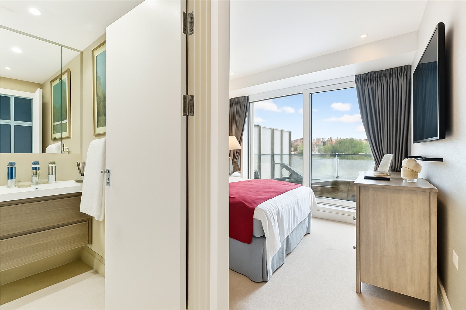 Luxury 2-Bed Apartment, Queenstown Road, SW11, photograph 4