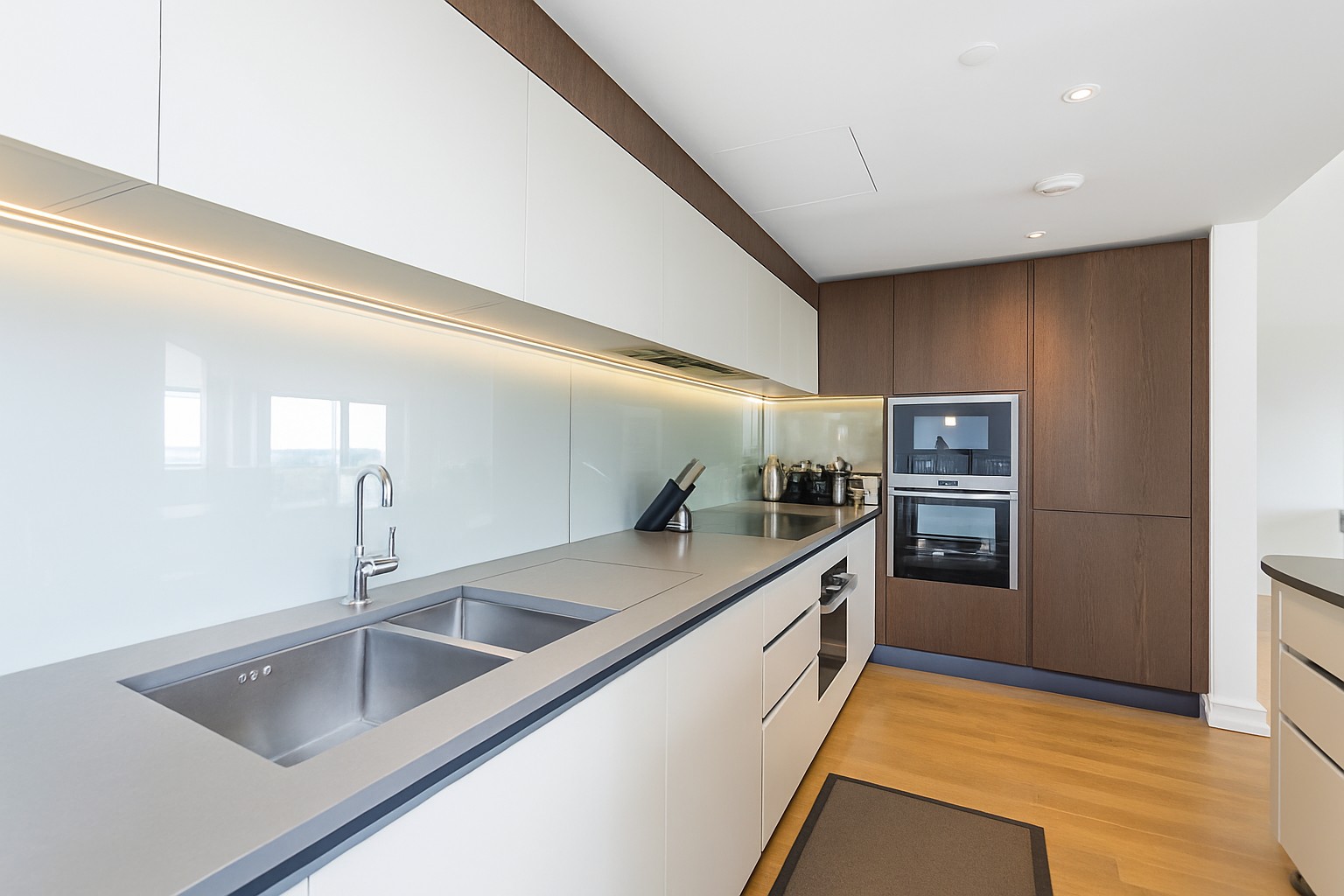 Luxury 2-Bed Apartment, London, SW11, photograph 2
