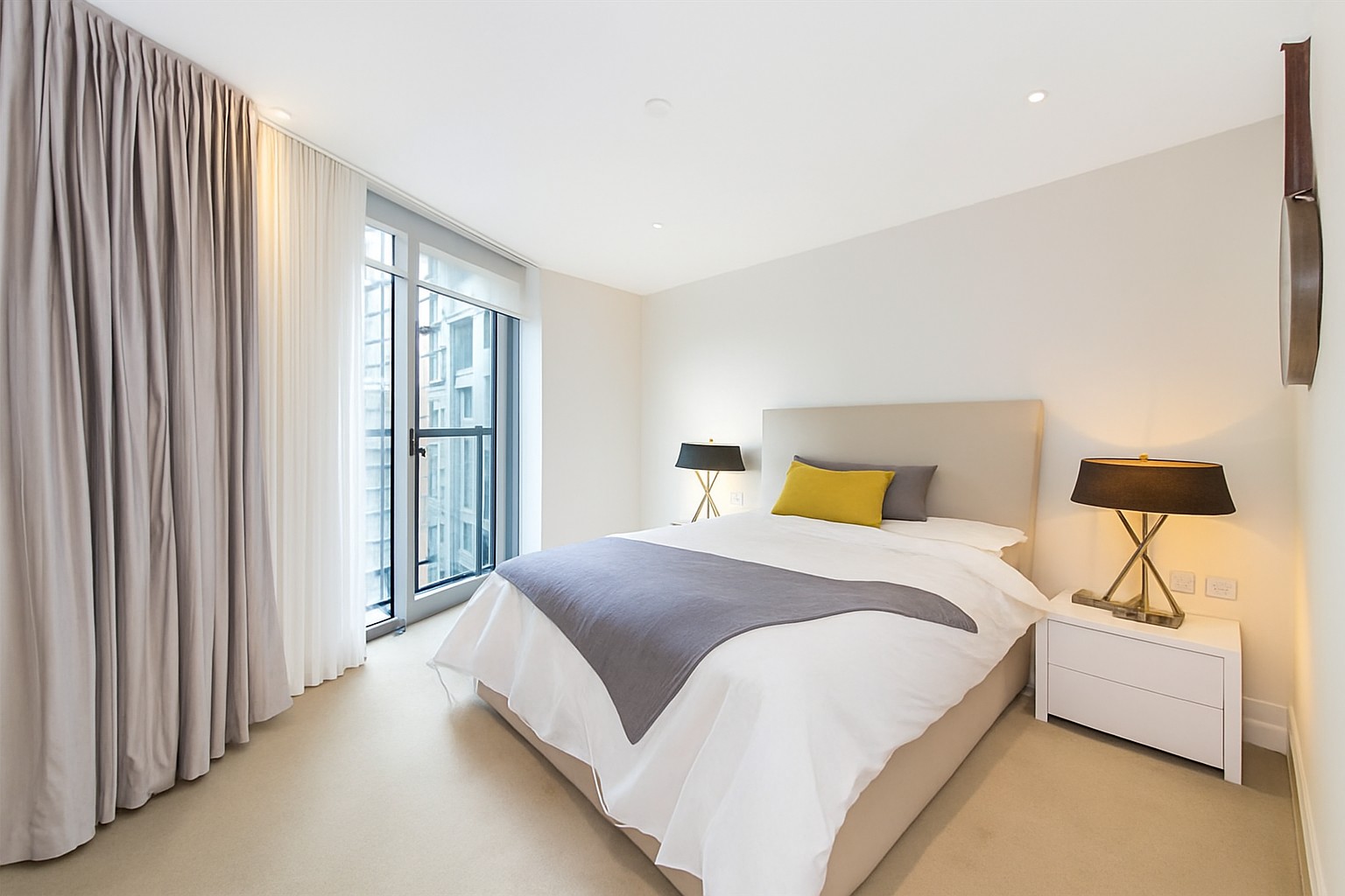 Luxury 2-Bed Apartment, London, SW11, photograph 3