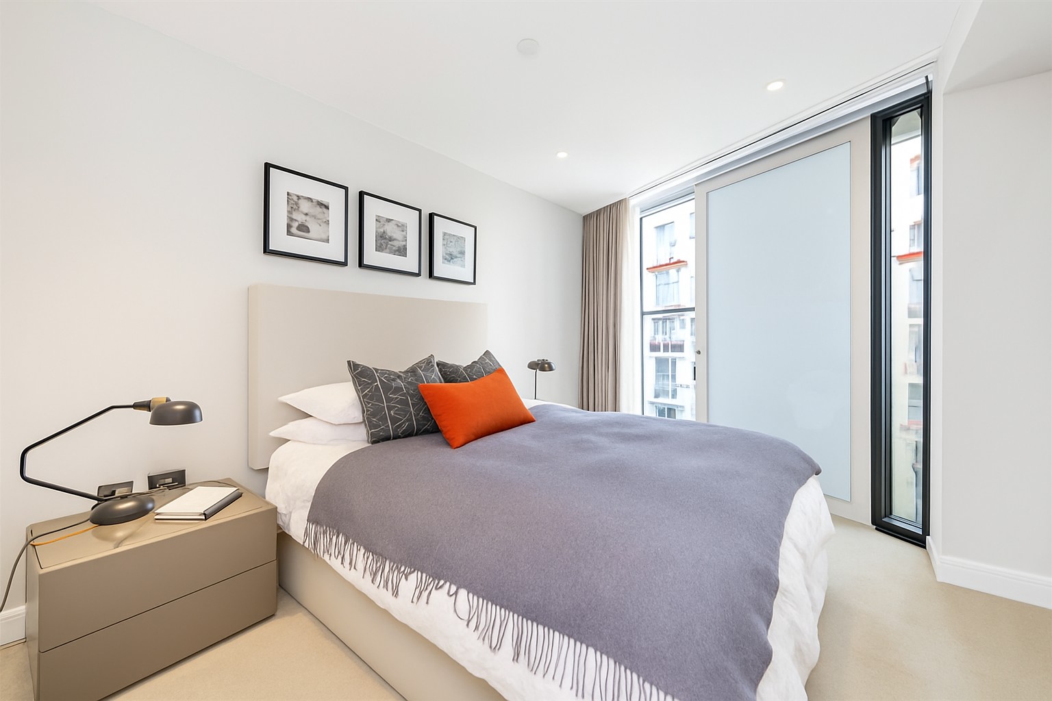 Luxury 2-Bed Apartment, London, SW11, photograph 4