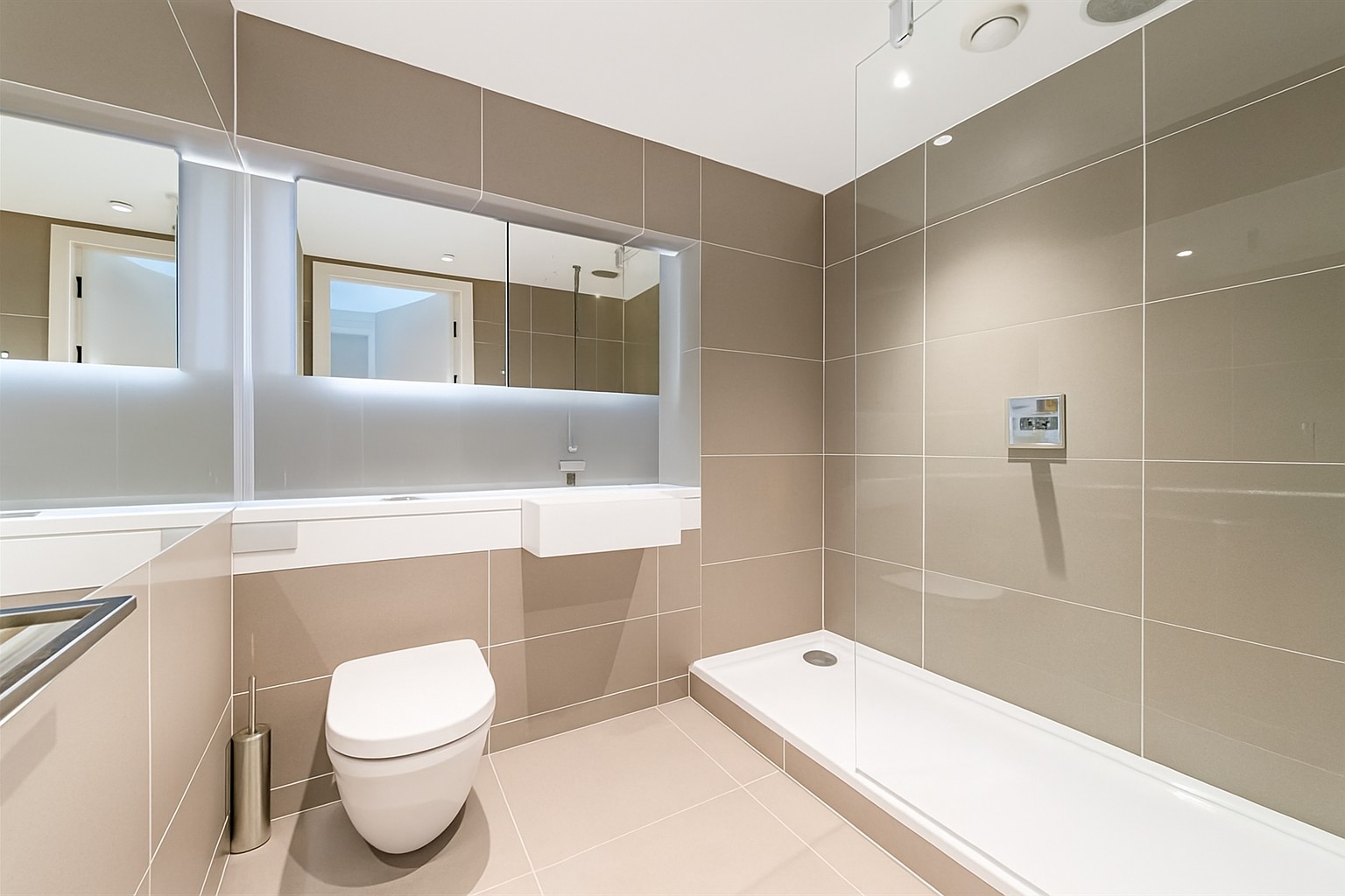 Luxury 2-Bed Apartment, London, SW11, photograph 5