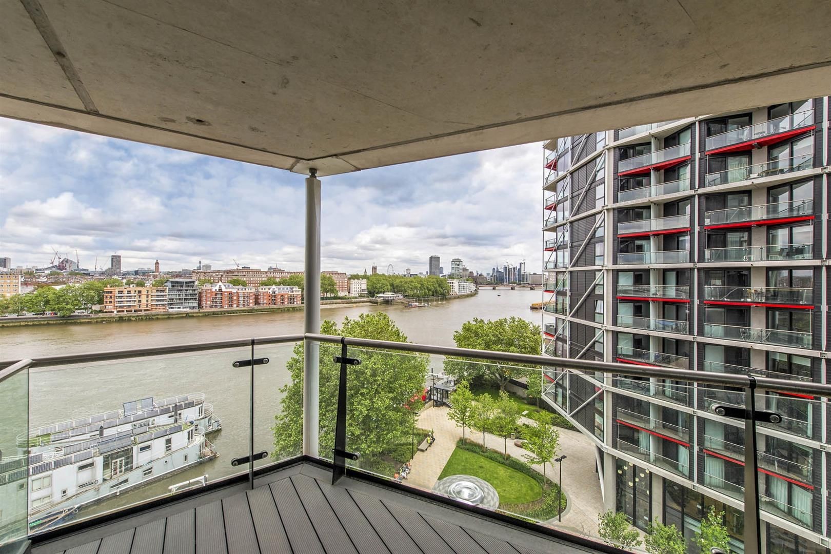 Luxury 2-Bed Apartment, London, SW11, photograph 6