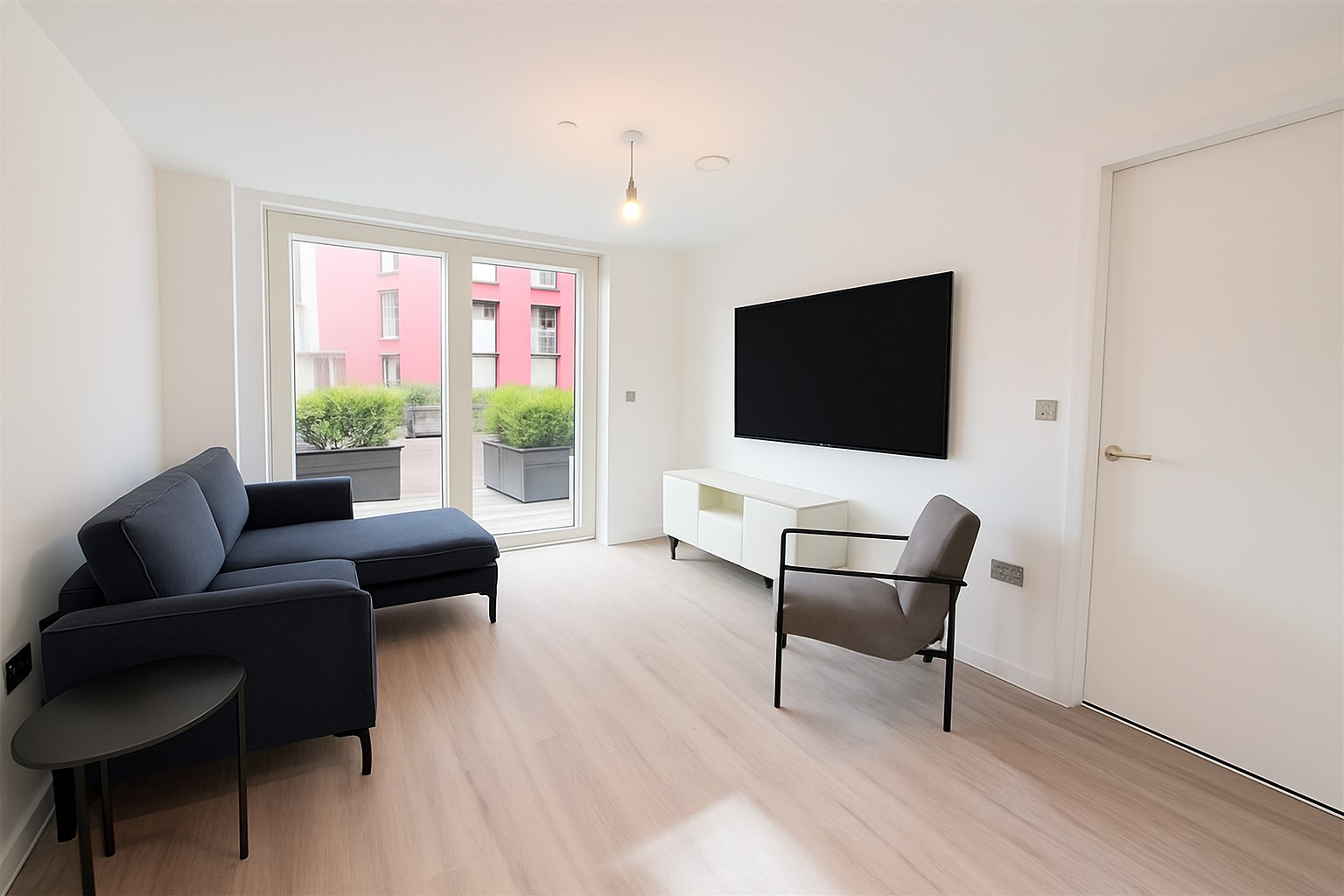 Bright 1-Bed Apartment, Salford, M5, photograph 2