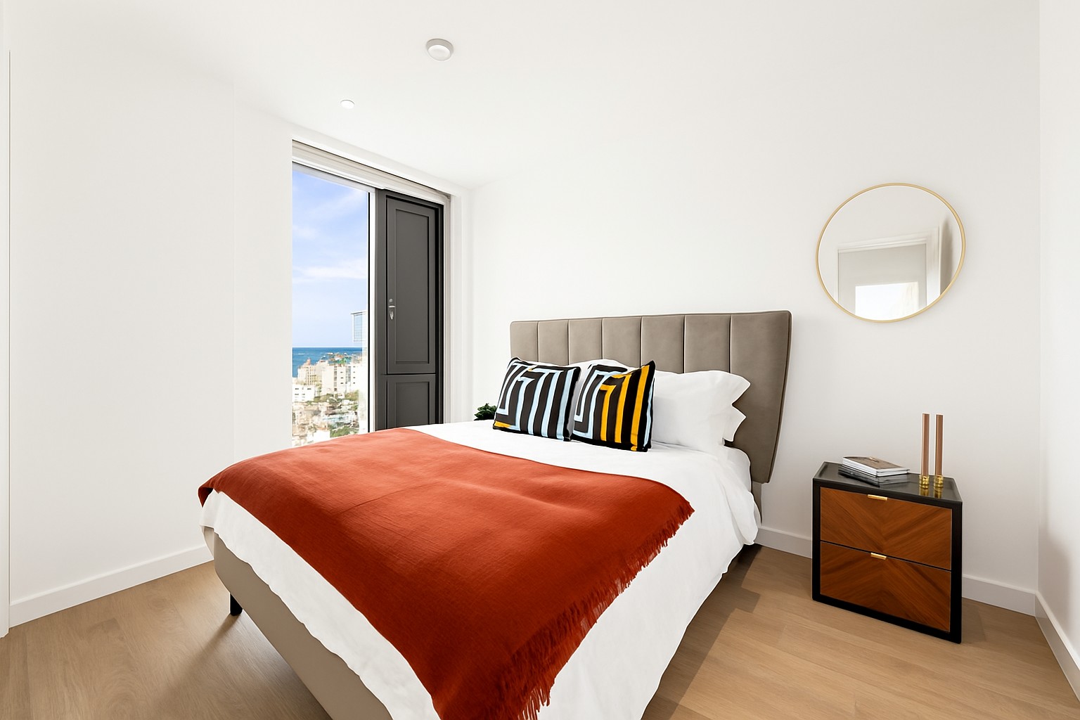 Modern 2-Bed Apartment, Manchester, M1, photograph 4