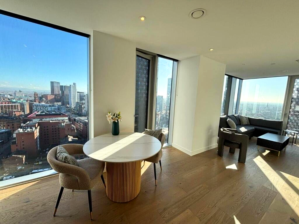 Spacious 2-Bed Apartment, Great Bridgewater Street, M1