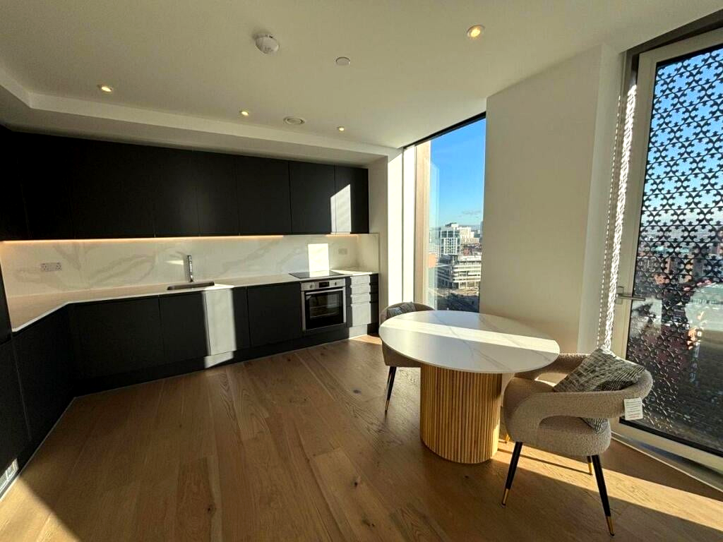 Spacious 2-Bed Apartment, Great Bridgewater Street, M1, photograph 2