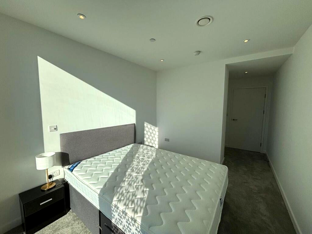 Spacious 2-Bed Apartment, Great Bridgewater Street, M1, photograph 3