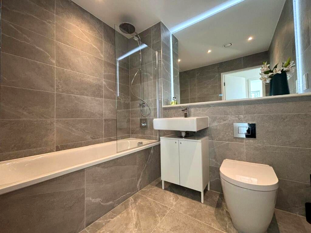 Spacious 2-Bed Apartment, Great Bridgewater Street, M1, photograph 5