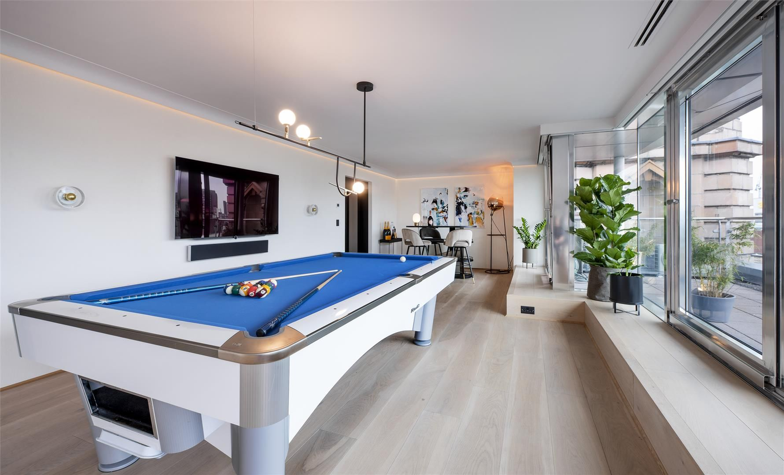 Luxury 2-Bed Apartment, Salford, M3, photograph 2