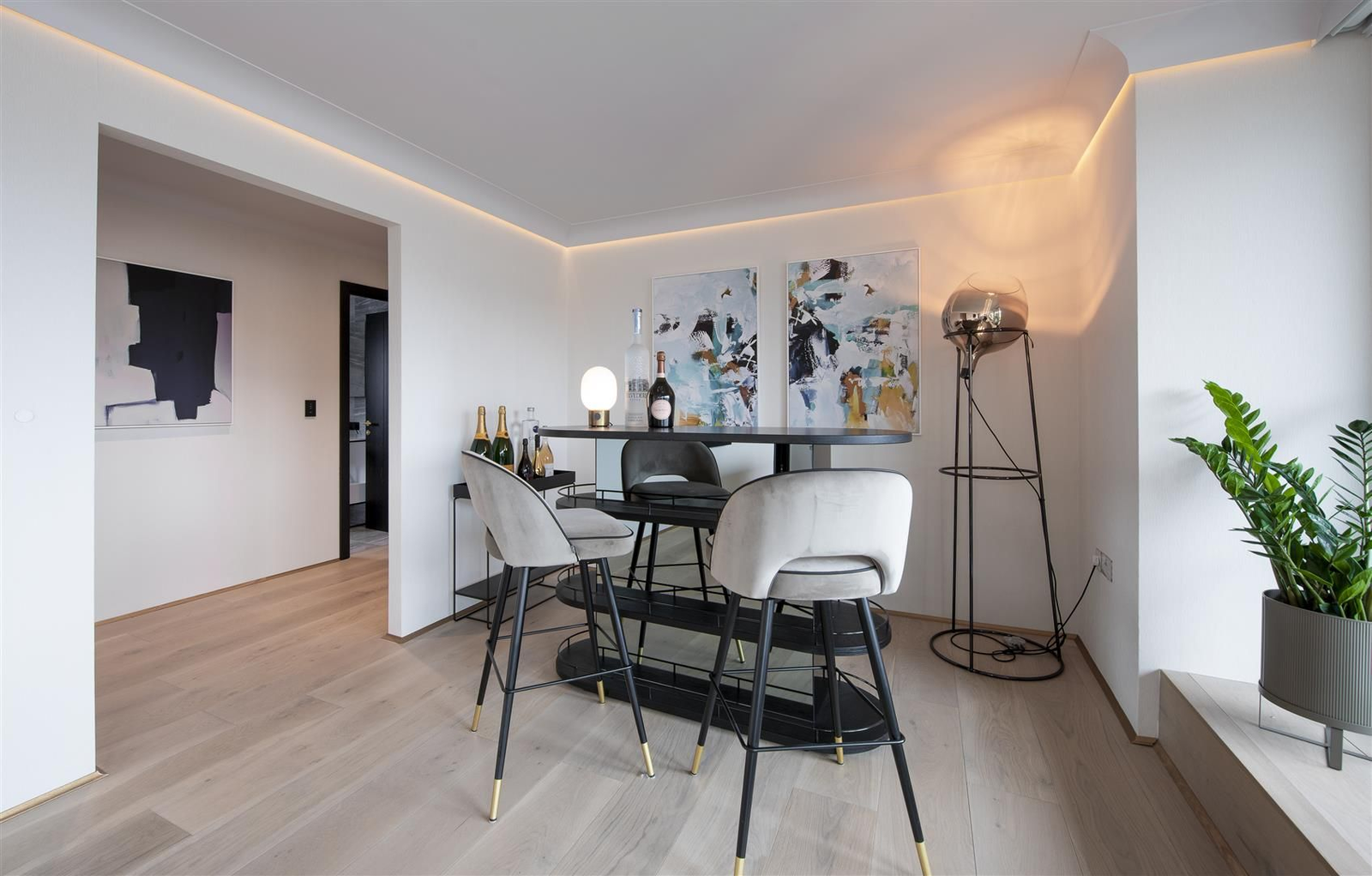 Luxury 2-Bed Apartment, Salford, M3, photograph 4