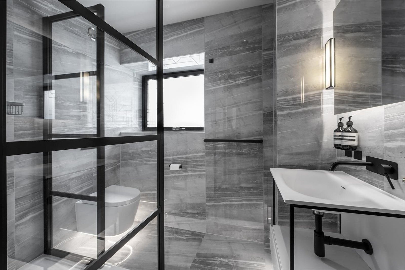 Luxury 2-Bed Apartment, Salford, M3, photograph 5