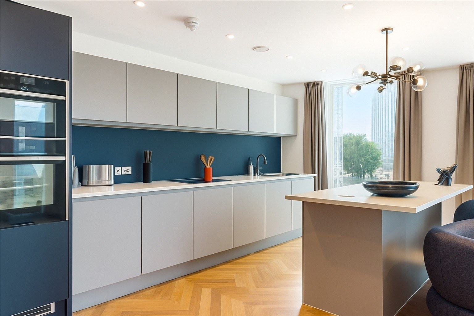 Spacious 3-Bed Apartment, Owen Street, M15, photograph 2