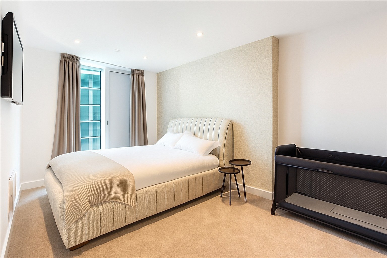 Spacious 3-Bed Apartment, Owen Street, M15, photograph 3