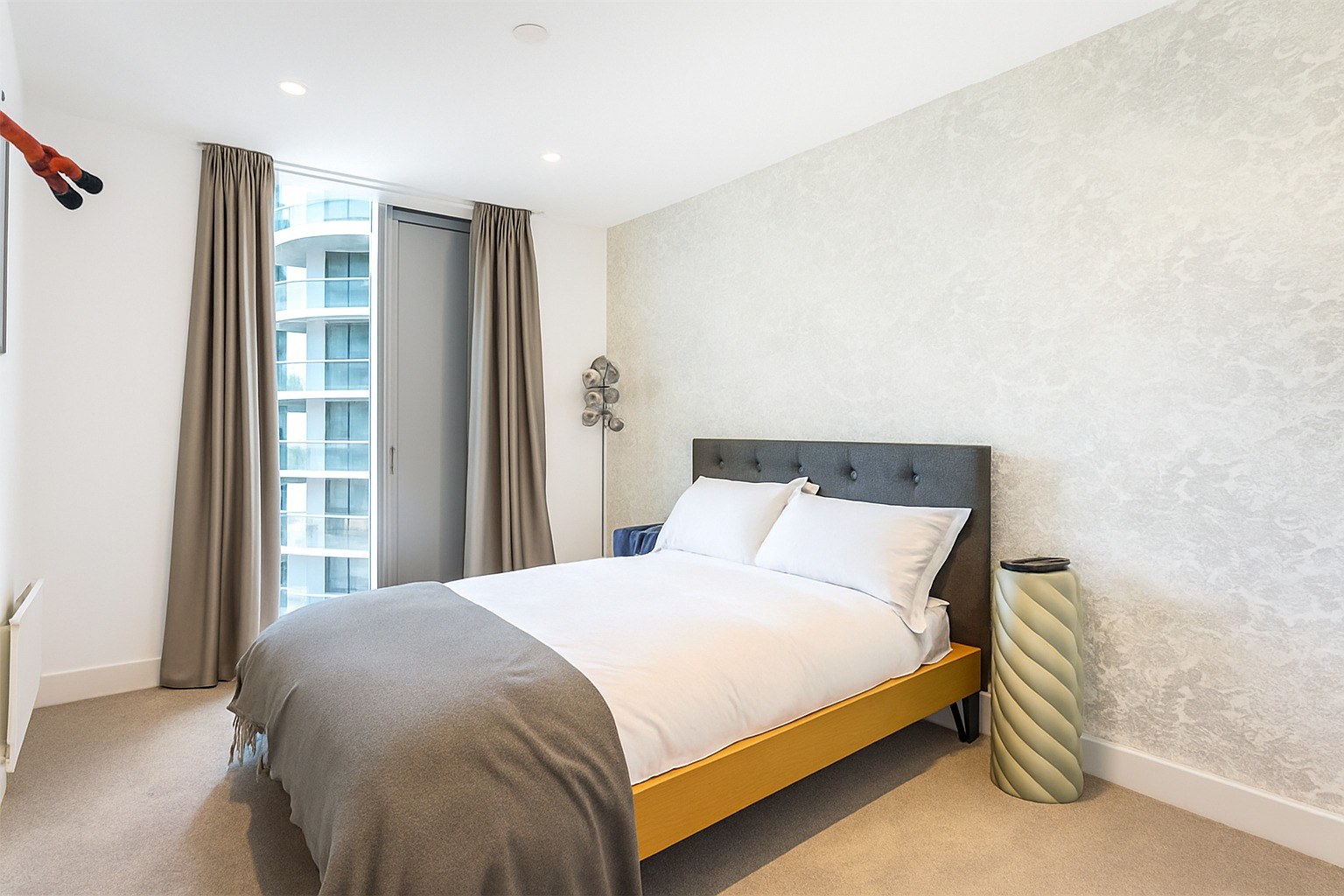 Spacious 3-Bed Apartment, Owen Street, M15, photograph 4