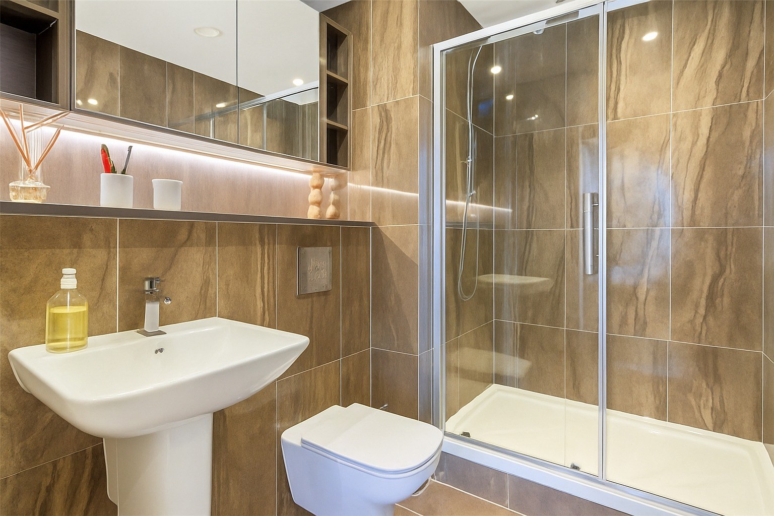 Spacious 3-Bed Apartment, Owen Street, M15, photograph 5