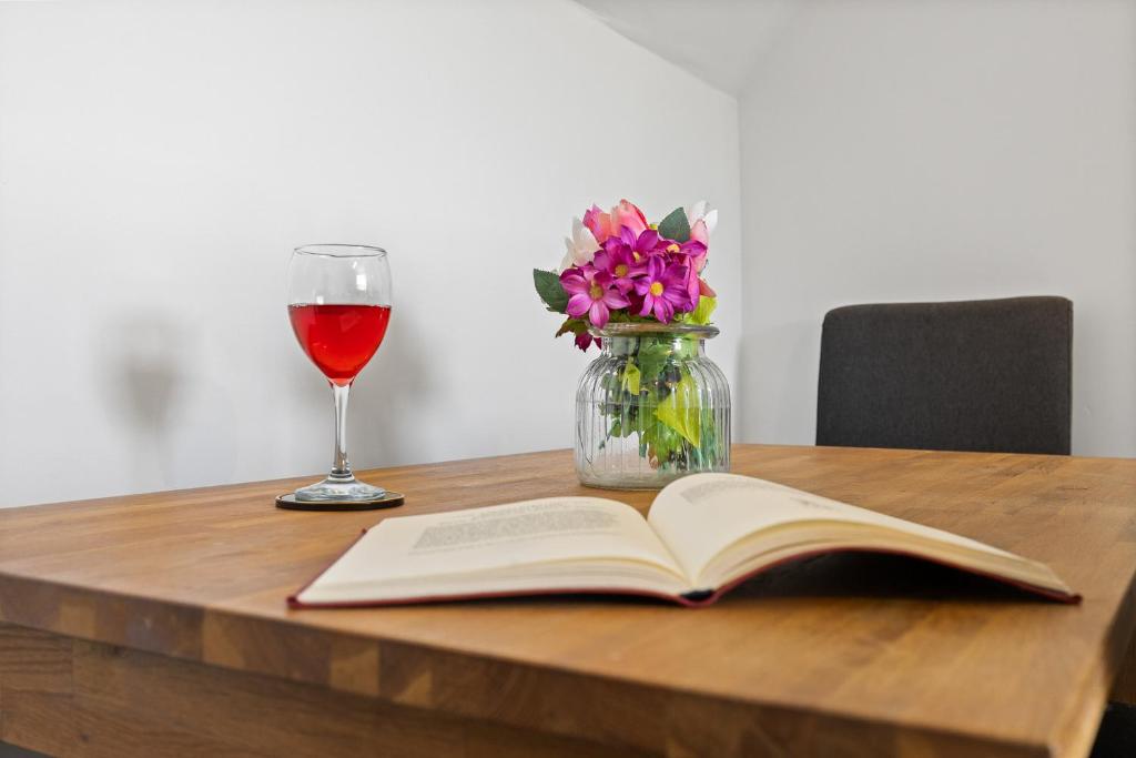 Serviced 1-Bed Apartment, Nottingham, NG7, photograph 30