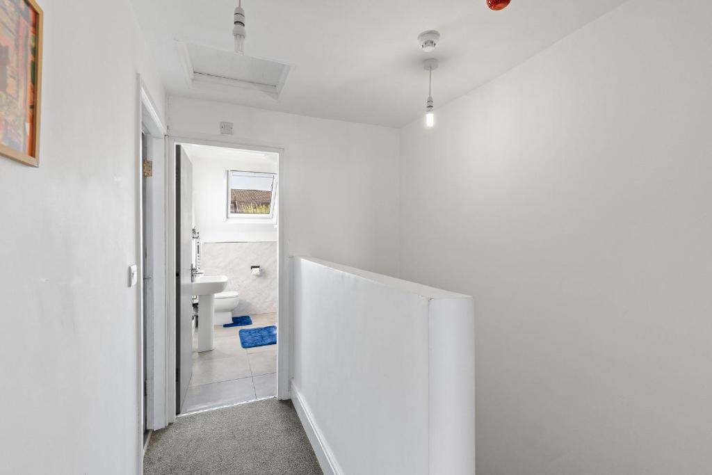 Serviced 1-Bed Apartment, Nottingham, NG7, photograph 31