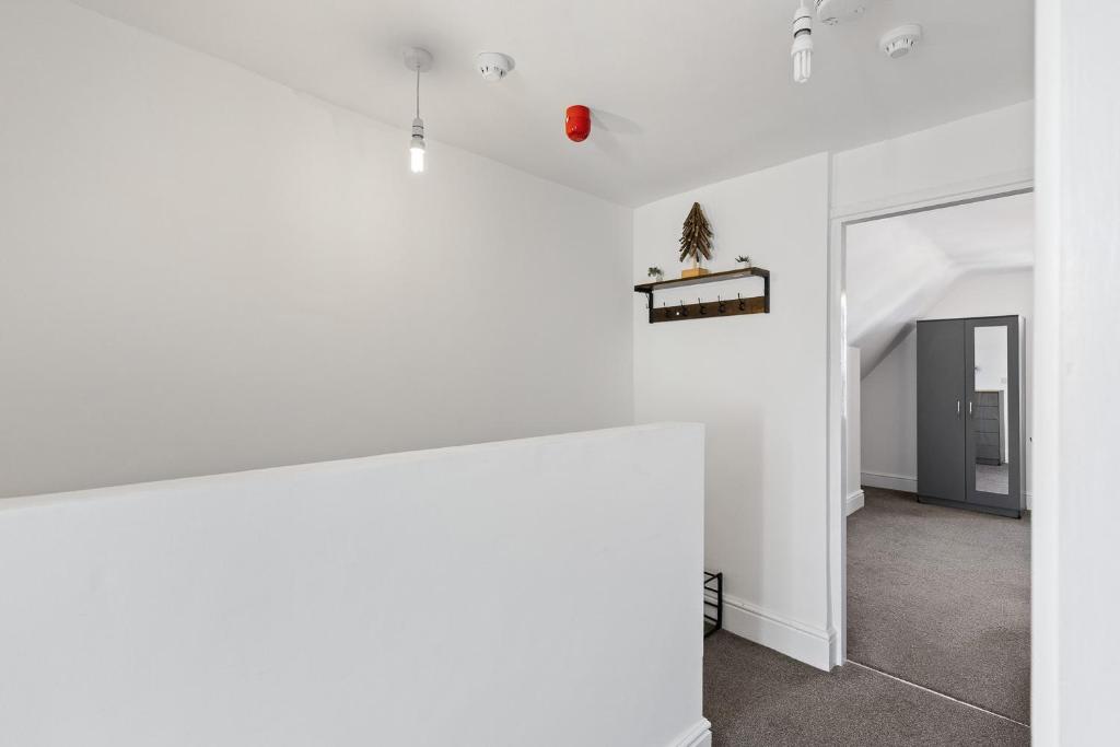 Serviced 1-Bed Apartment, Nottingham, NG7, photograph 32